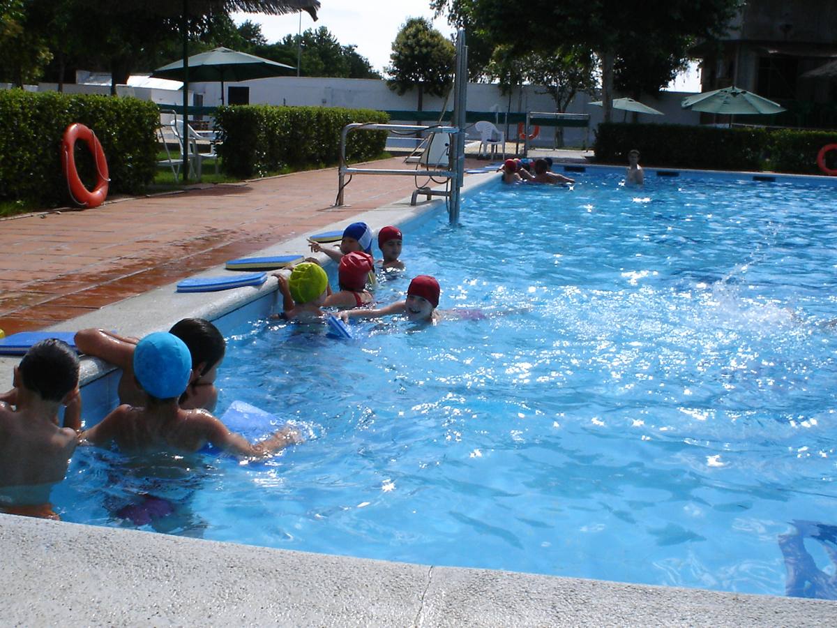 Niños en los cursos de natación en la piscina municipal de Guareña.