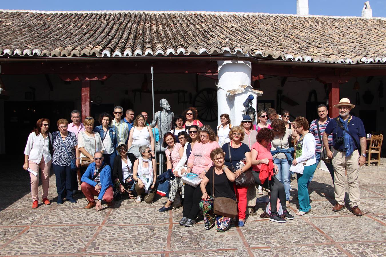 Foto de familia en la Venta del Quijote, en Puerto Lápice.