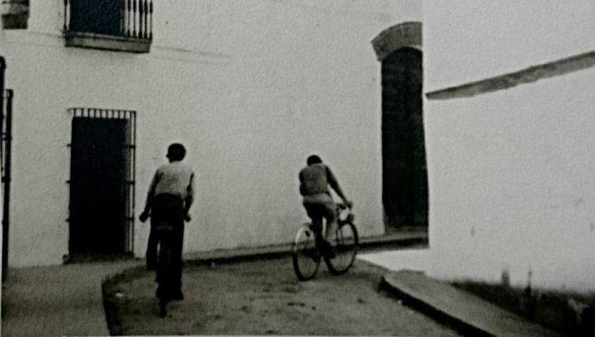 Dos adolescentes subiendo la calle Cuatro Esquinas.