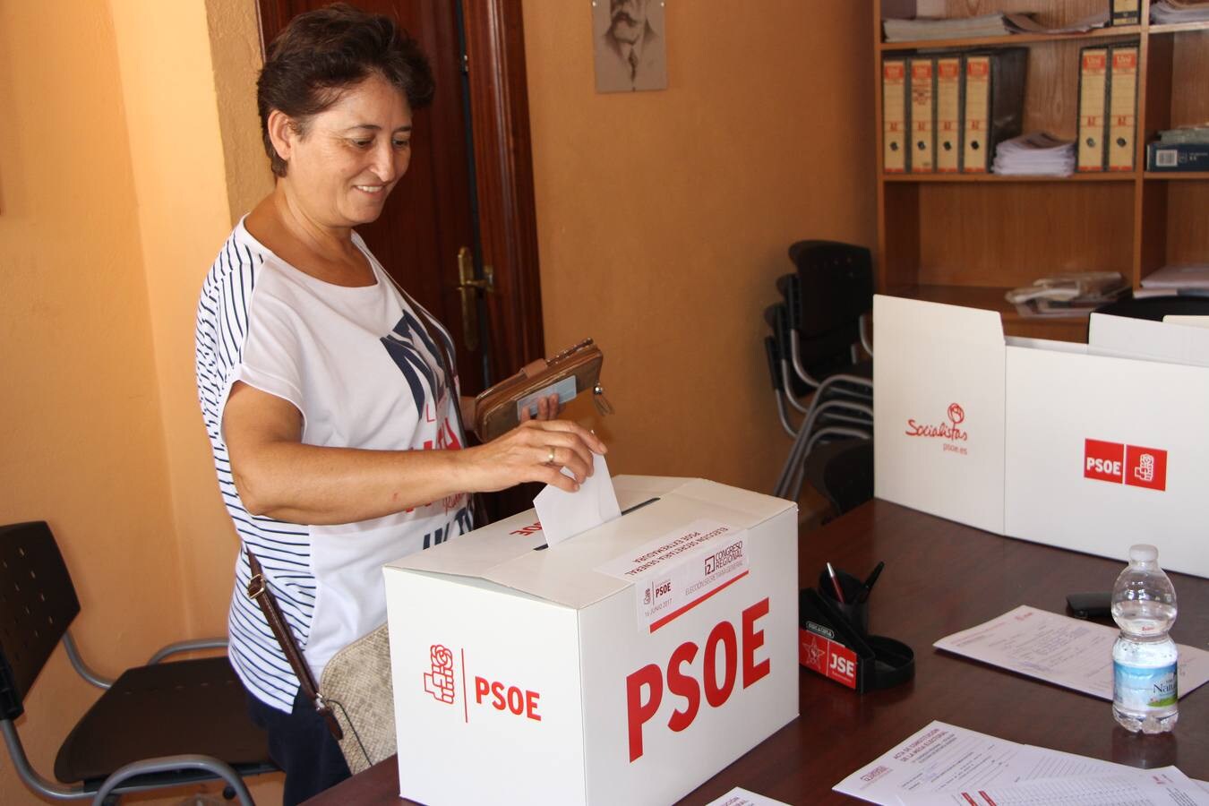 Una militante en el momento de introducir su voto en la sede socialista de Guareña.