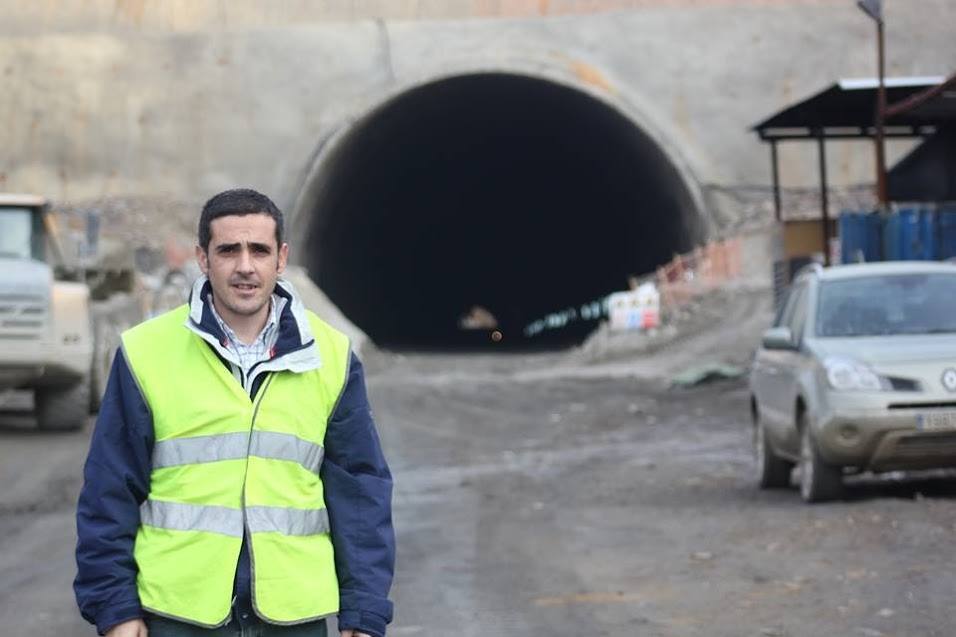 El alcalde se pone el casco y cruza el charco