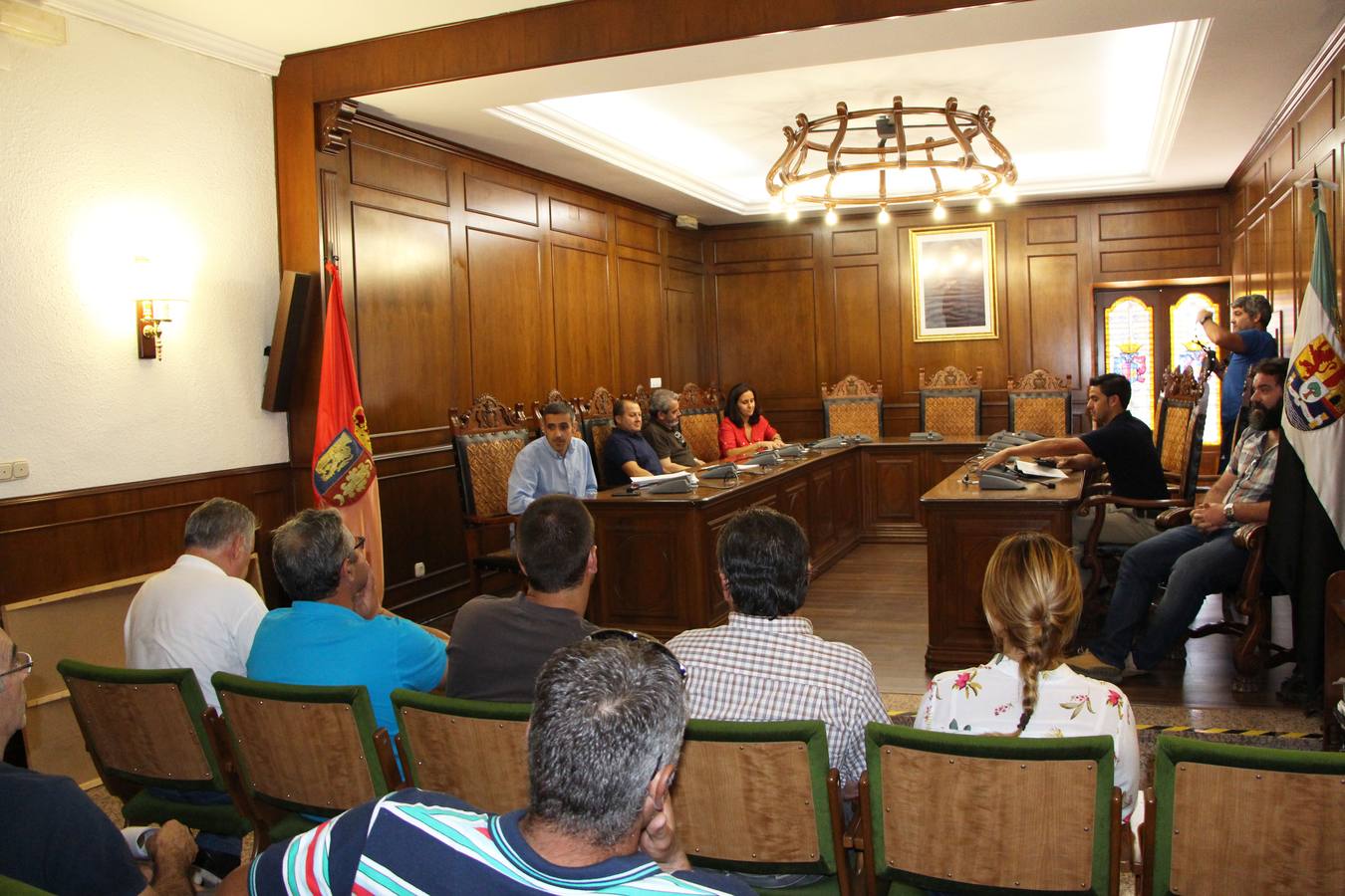 Momento de la reunión en la que el alcalde de Guareña si dirige a los empresarios constructores.