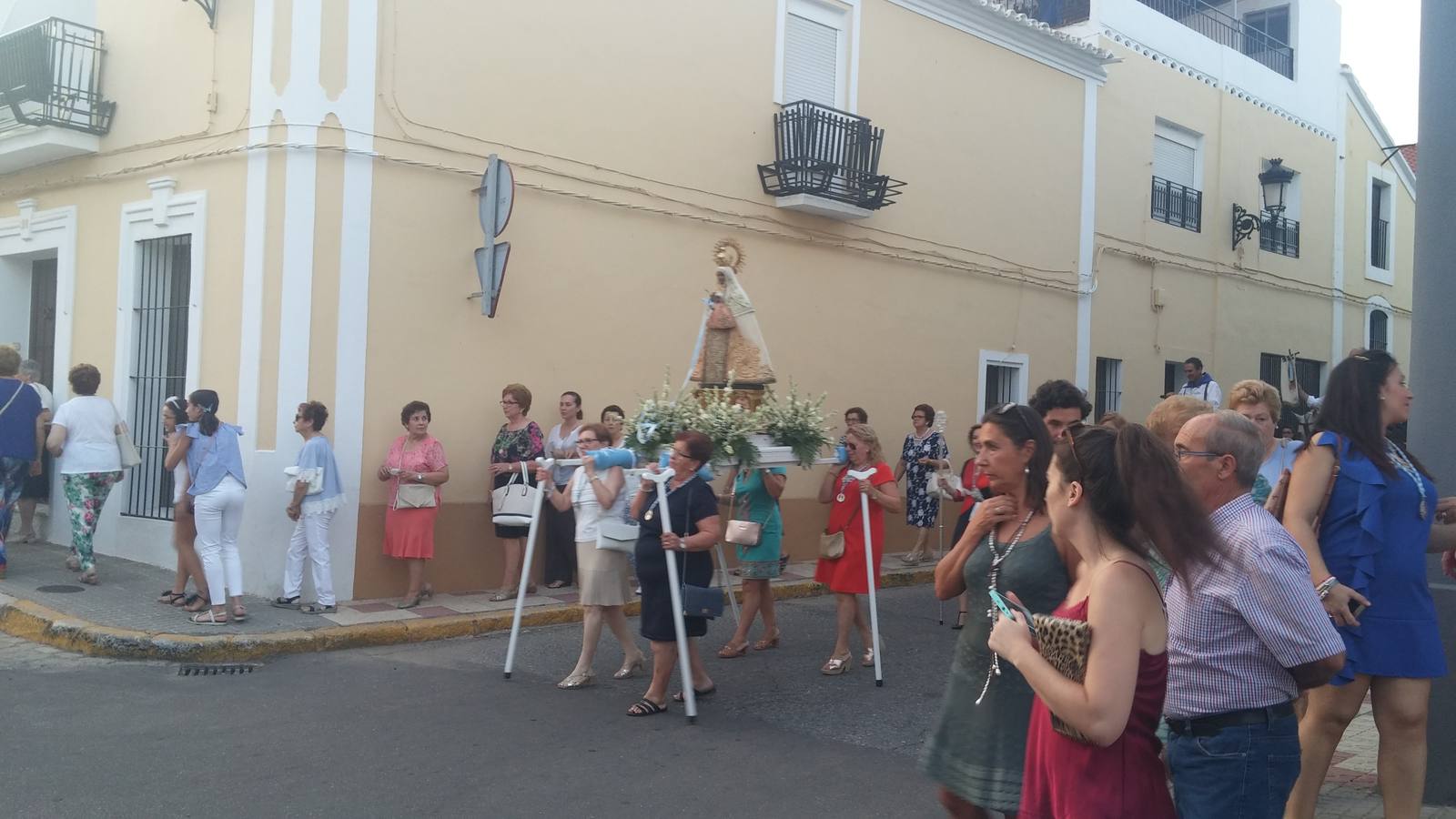 Procesión de "La morenita" por la calle Malfeitos a Estacada y arropada por fieles devotos.
