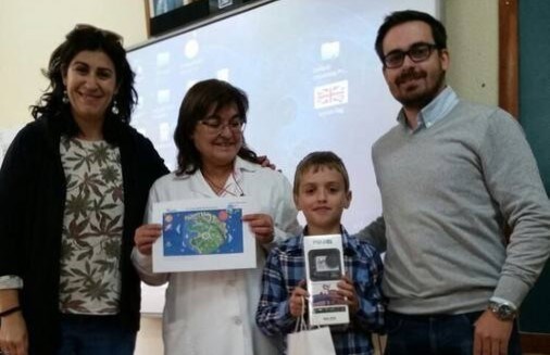 Alejandro Sosa recibió el premio de mano de la Primera Teniente de Alcalde, Josefa Ruiz, y el Jefe de Servicio de Aqualia, Gabriel Morales; también su profesora Josefa Espino.