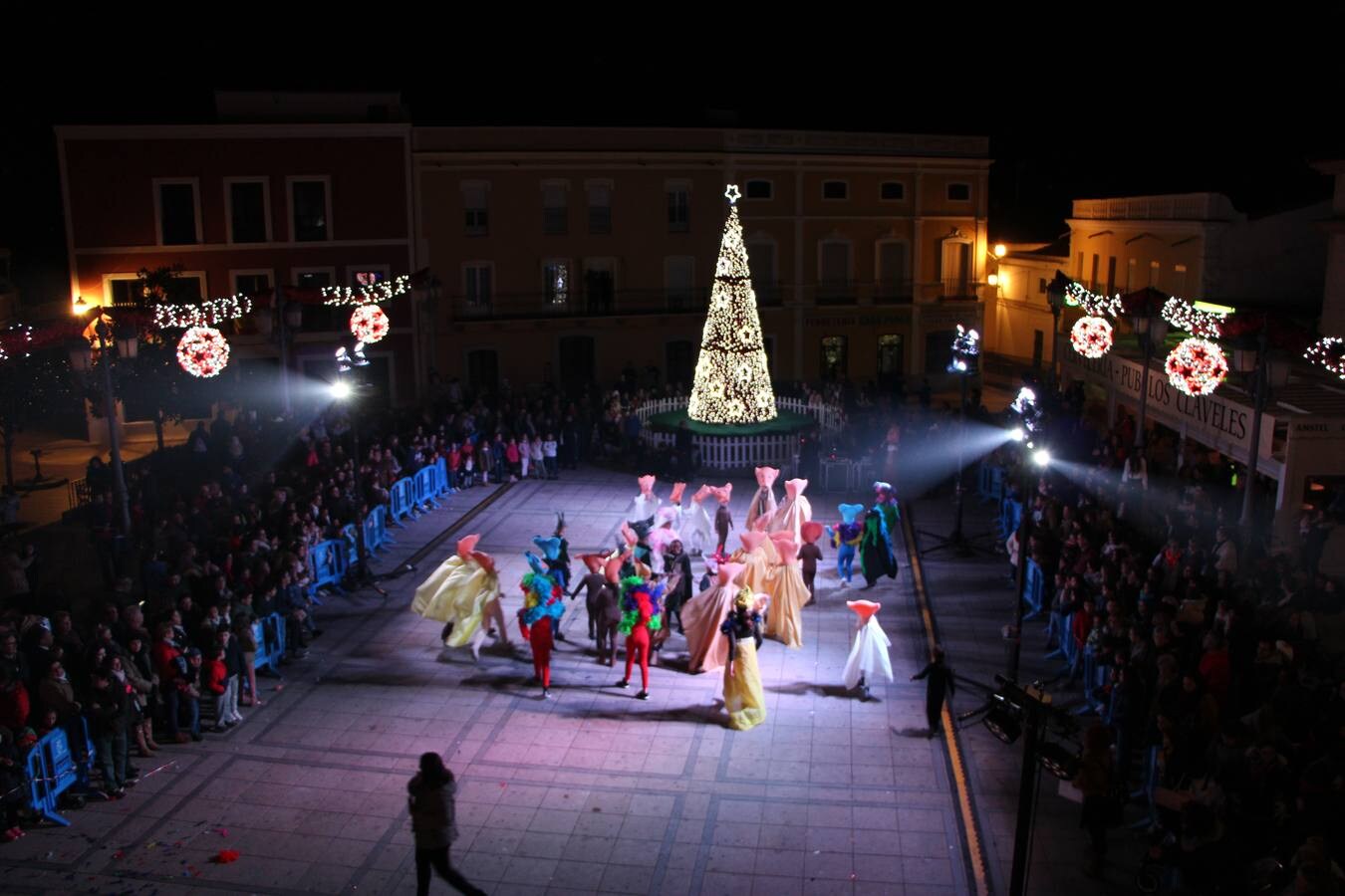 Momento del encendido del árbol de Navidad en la plaza de España.