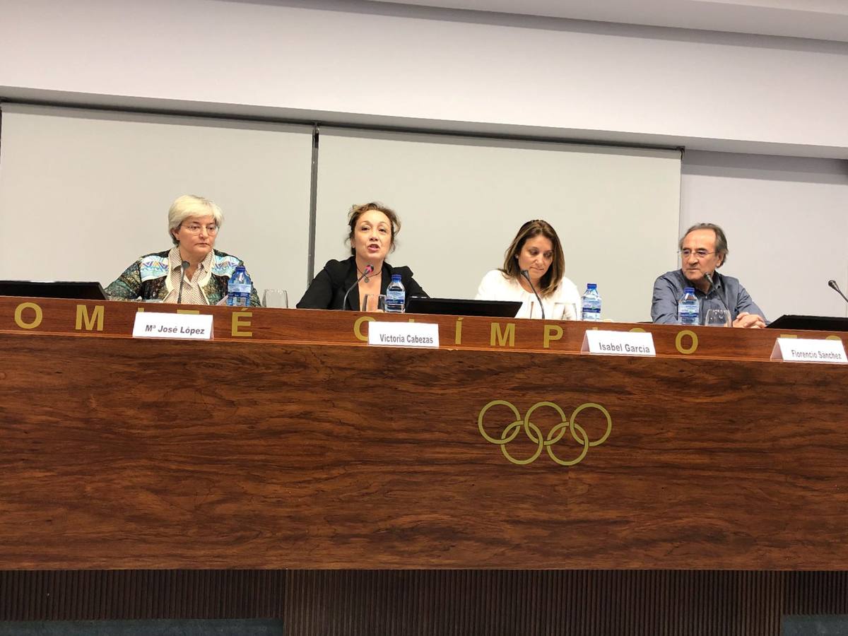 Momento de la presentación del libro de María José López (izda.) en la sede del Comité Olímpico Español.