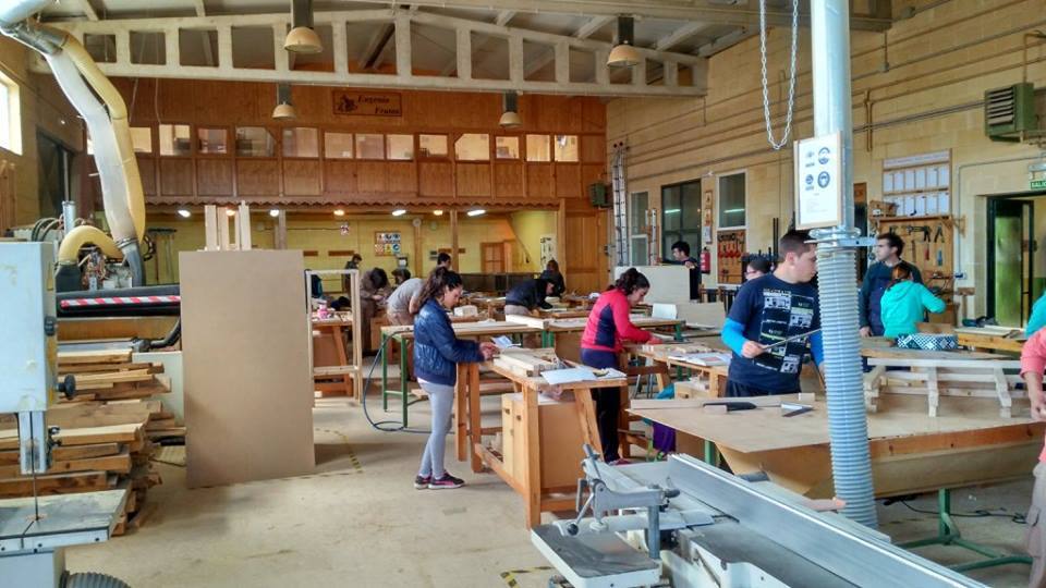 Alumnado trabajando en el módulo de madera y mueble.