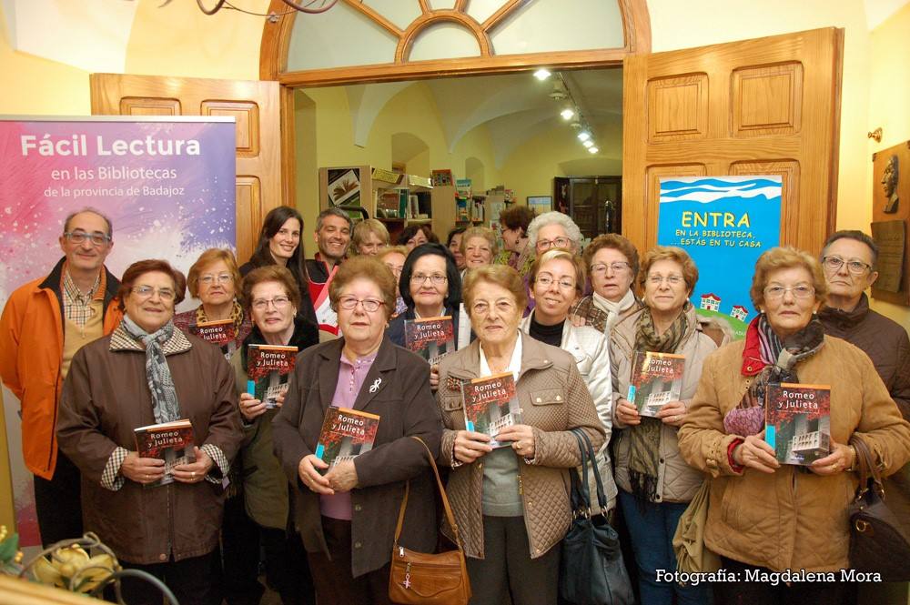 Usuarios de Lectura Fácil en la biblioteca municipal de Guareña con el concejal de cultura, José Luis Álvarez, al fondo.
