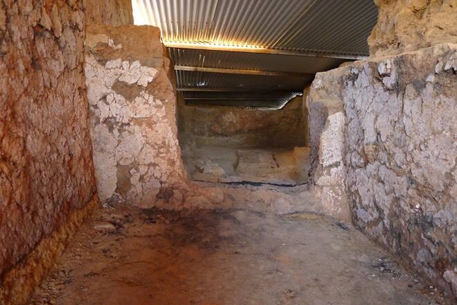 Una de las salas descubiertas en el yacimiento del Turuñuelo. Detalle de lucidos en paredes.