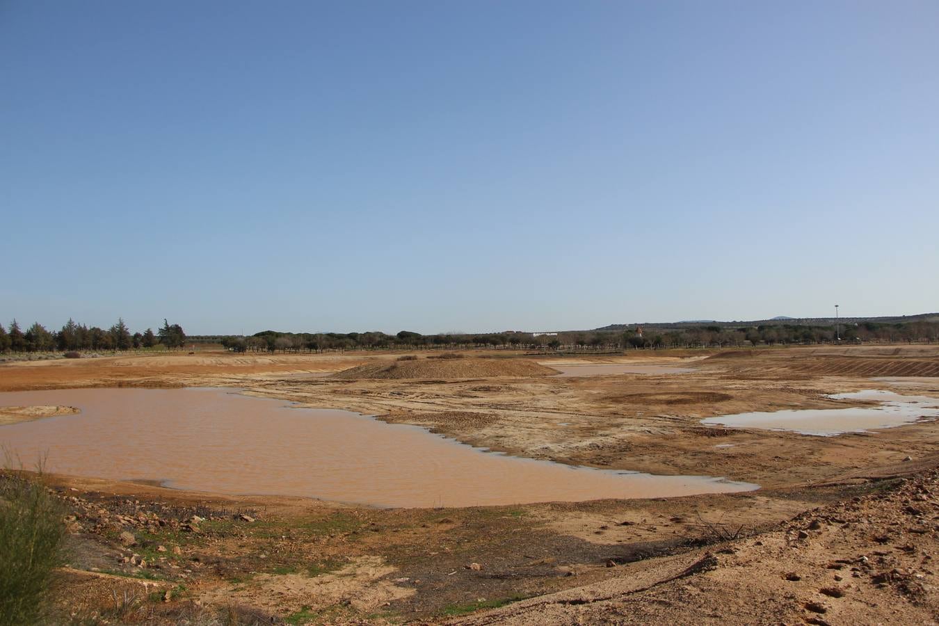 Aspecto actual del pantano San Roque, de Guareña, con poca agua todavía.