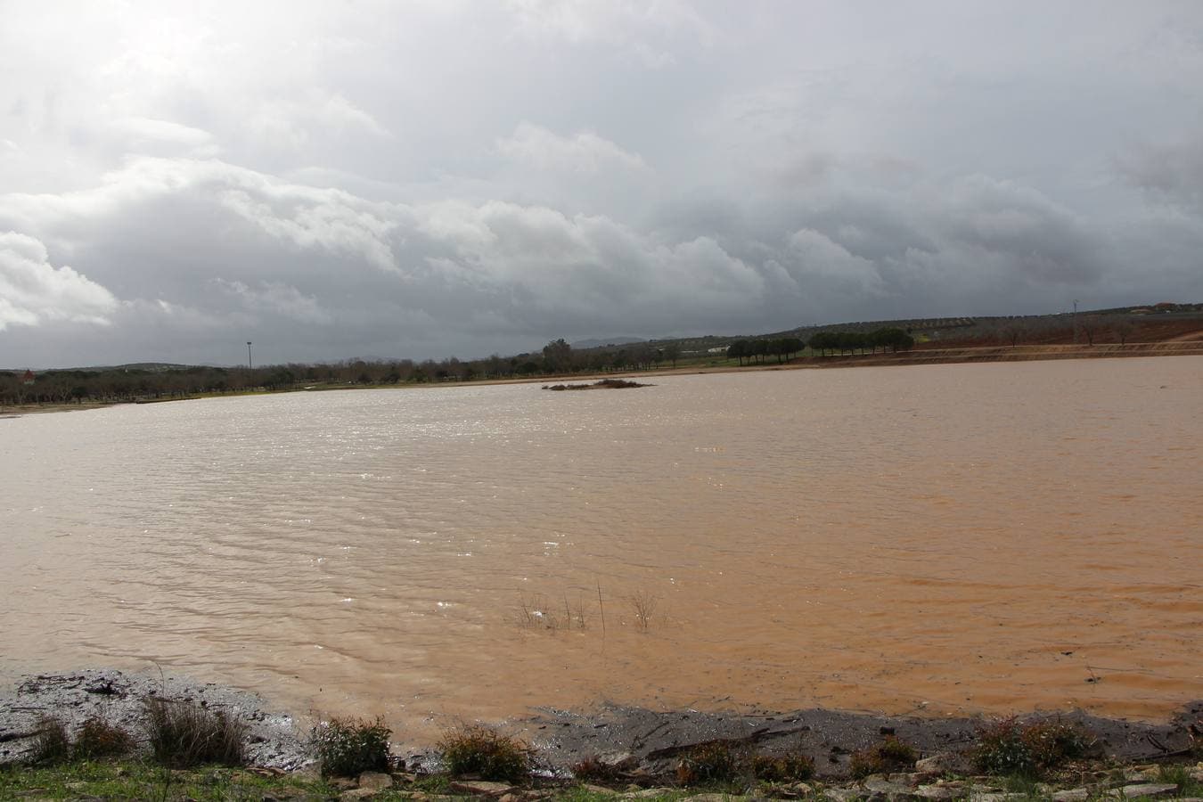 Pantano San Roque a rebosar de agua.