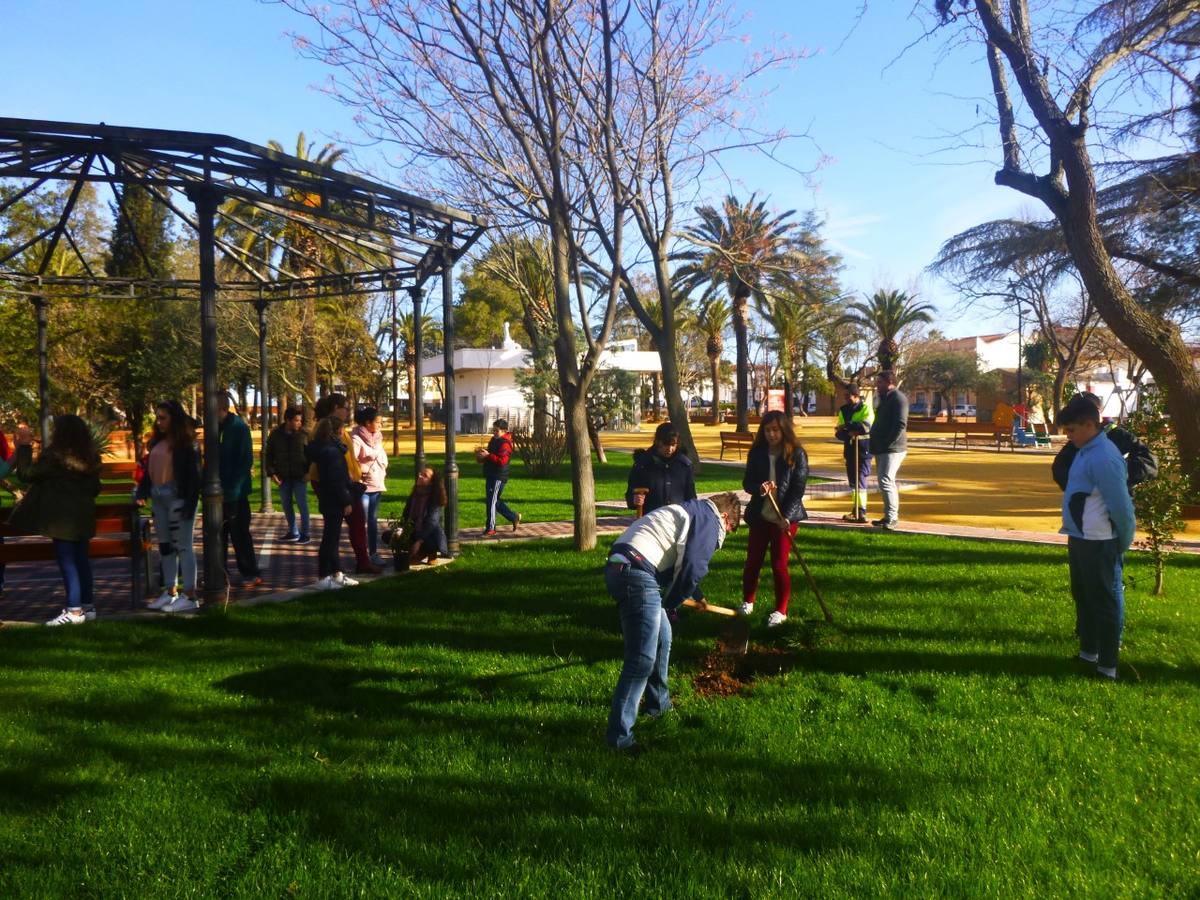 Alumnos de 1º ESO del Instituto Eugenio Frutos incrementan la biodiversidad en el parque San Ginés.