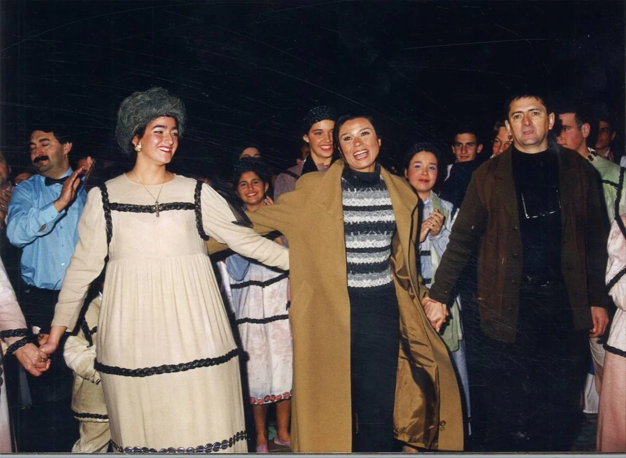 Imagen de archivo cuando Isidro Leyva (derecha) dirigió la obra 'Hijo del color local' en Guareña (1999) y al final saludo al público acompañador de actores y de Amor Zelaya, nieta del poeta Luis Chamizo.