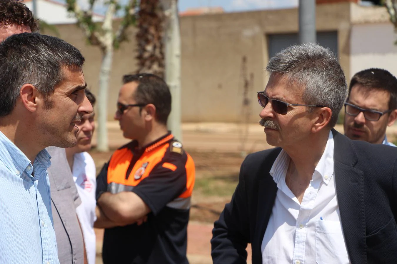 José Luis Navarro y Abel González conversan esta mañana sobre los daños de la tormenta en el municipio.