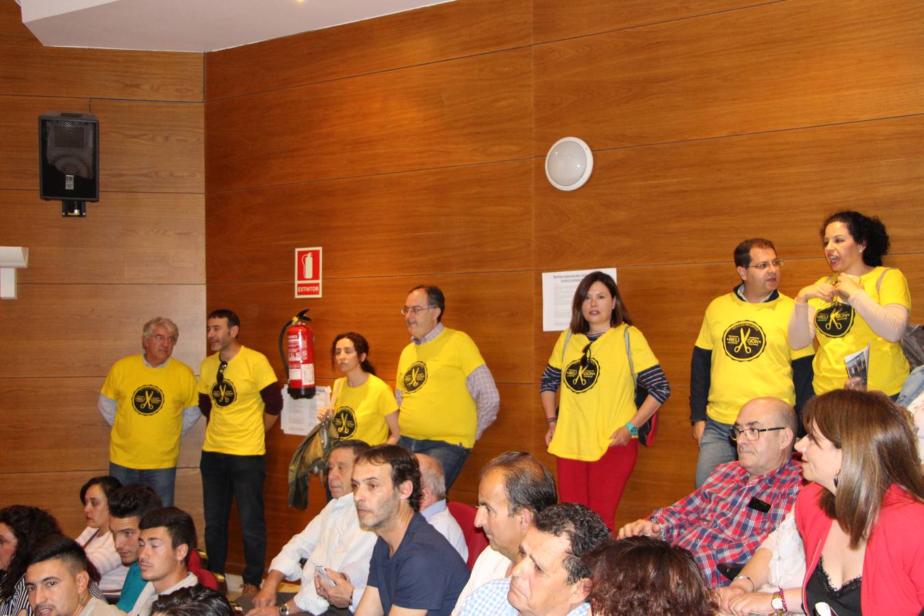 'Marea Amarilla' docentes de religión, haciéndose presente en el acto del 50 aniversario de la Casa del Pueblo de Guareña ante el presidente de la Junta. 
