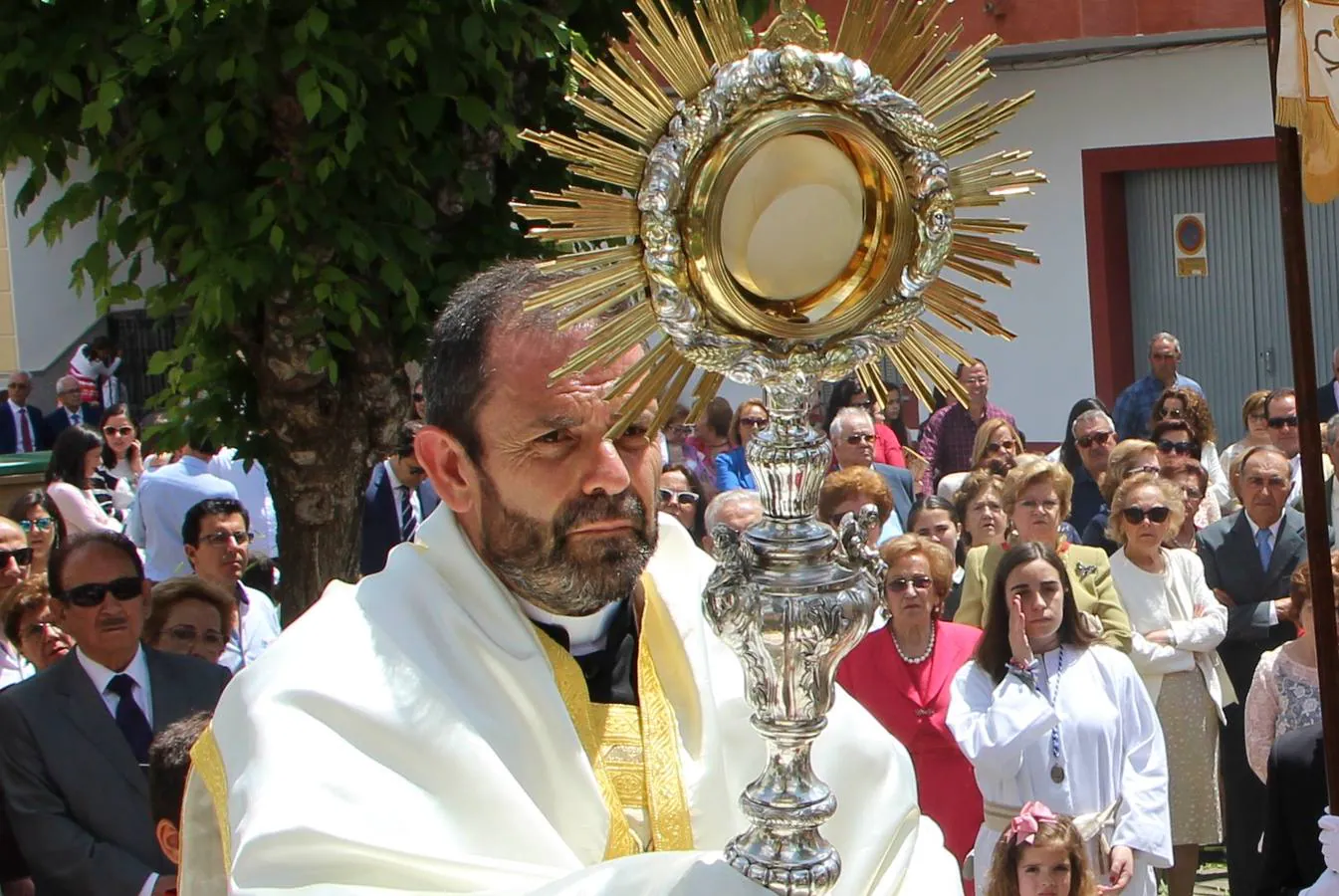 El párroco Eugenio Albalate el día del Corpus Christi.