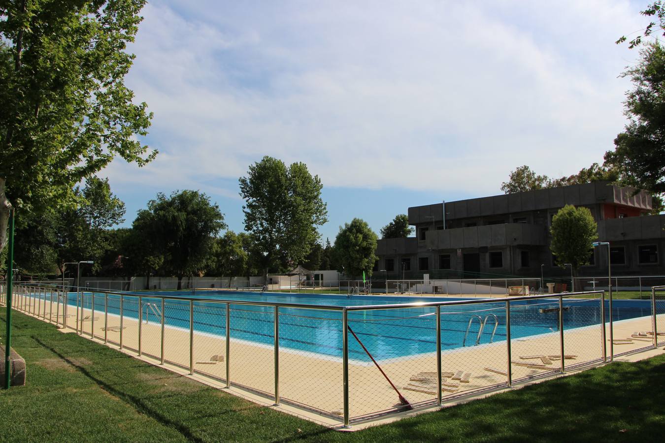 Aspecto de la piscina municipal tras la reforma acometida en sus instalaciones.