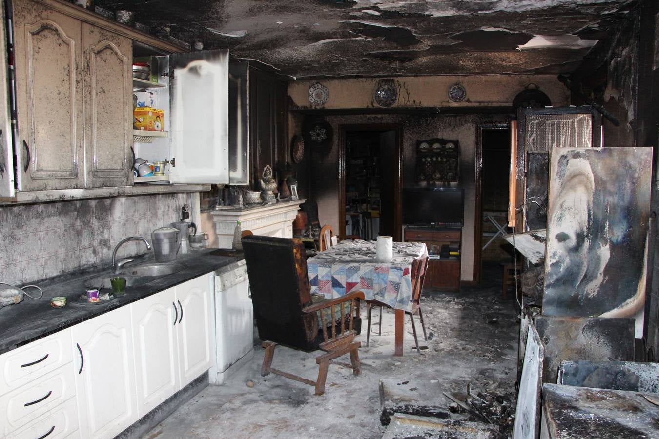 Un vecino agradece la ayuda de la policía local, familiares y demás vecinos, por sofocar un incendio en su cocina