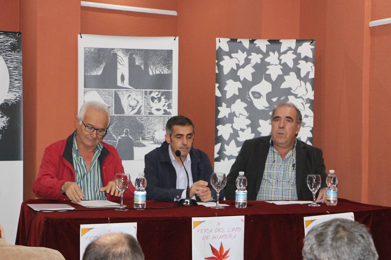 El alcalde Abel González (centro), Fernando Fernández (izda) y Juan Ángel Ruiz (drcha) presentaron la asociación Foro Historia Guareña.