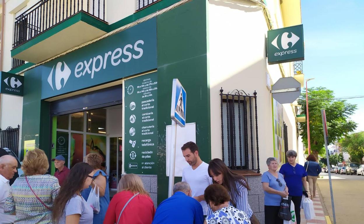 Voluntarios de la plataforma ciudadana N-430 informan en el mercadillo semanal de Herrera del Duque
