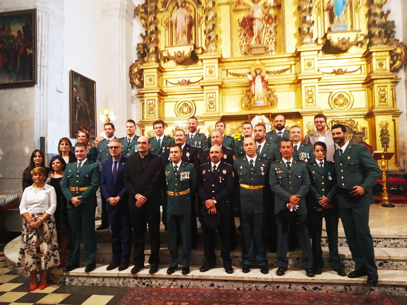 Miembros de la Guardia Civil, policias locales de Herrera del Duque, y miembros de la corporación Municipal