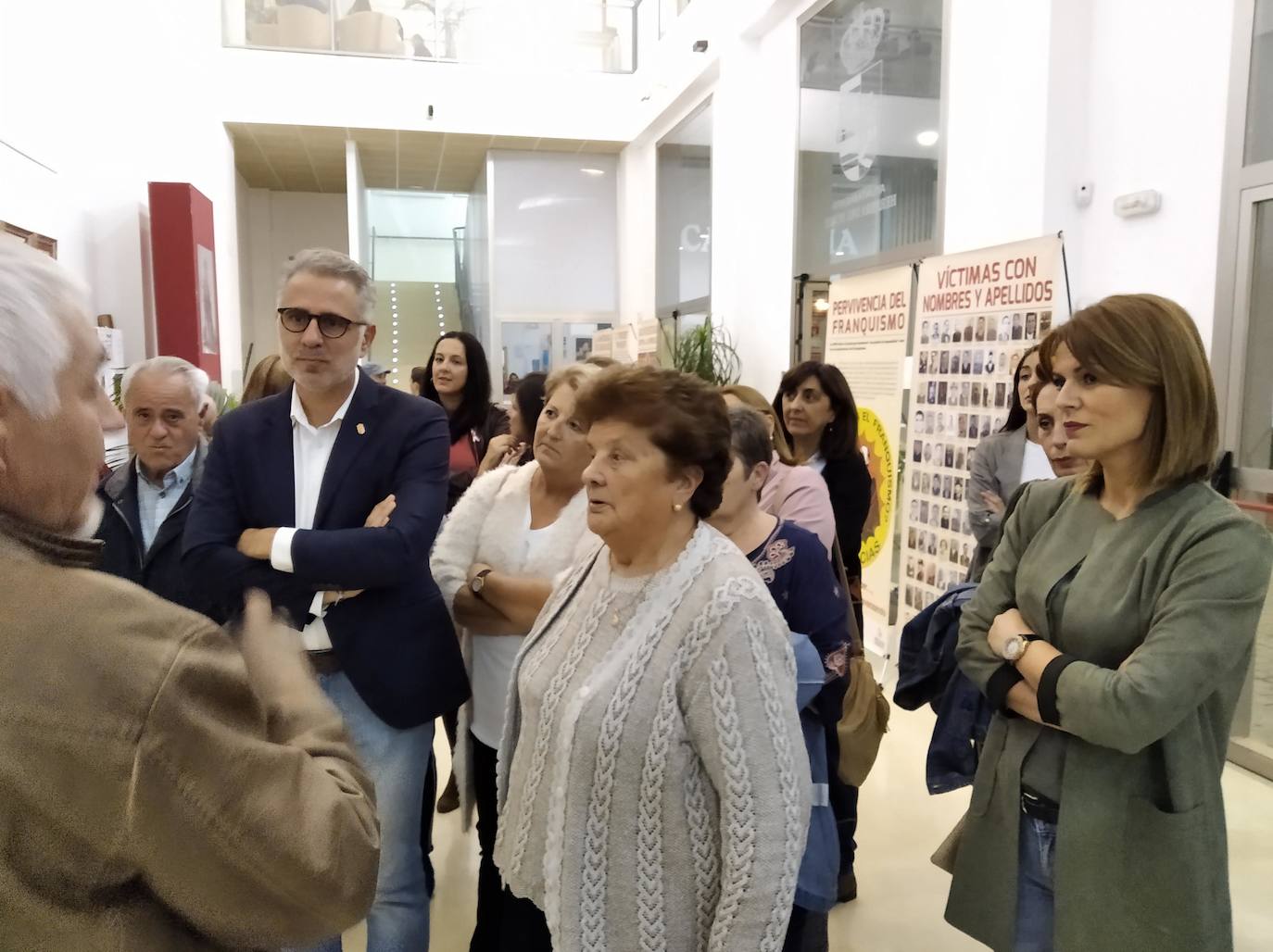 Ángel Olmedo, encargado del proyecto,explicando a los asistentes la exposición, ante la presencia del Alcalde de Herrera del Duque y miembros de la corporacion municipal