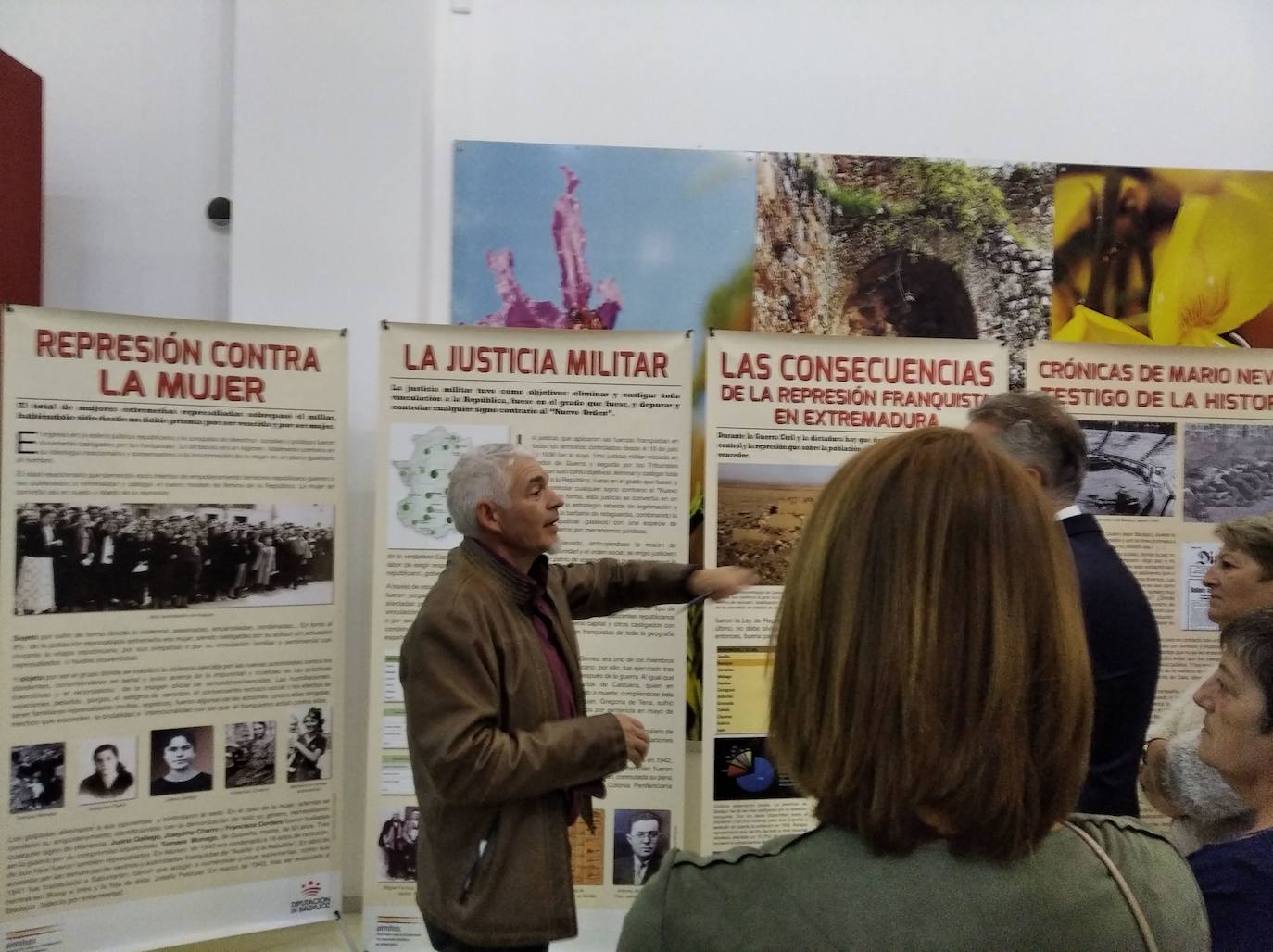 Asistentes a la exposición de Memoria Histórica