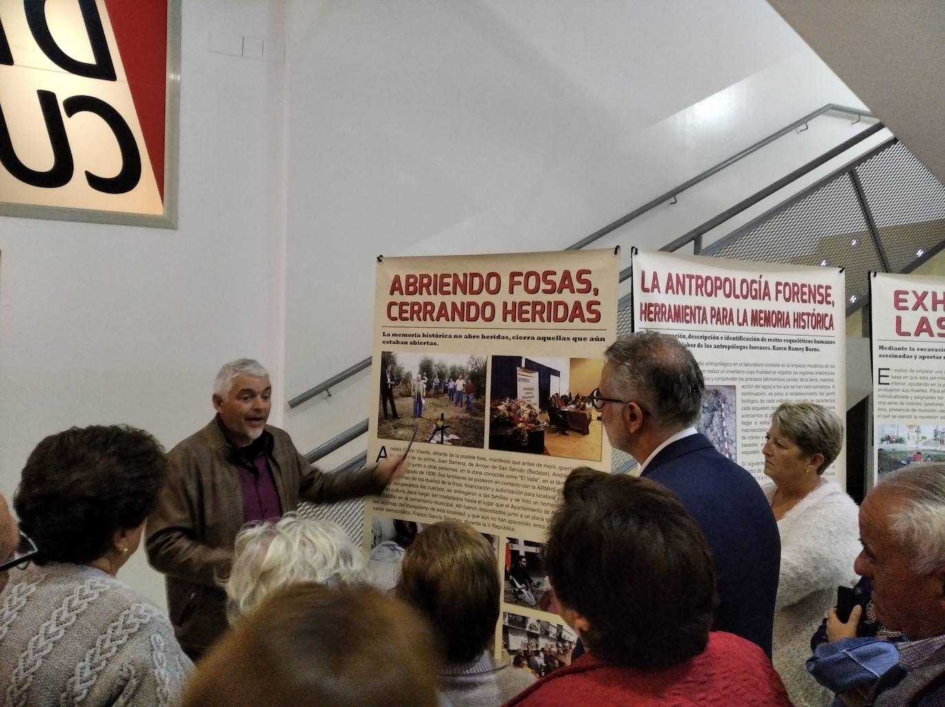 Asistentes a la exposición de Memoria Histórica