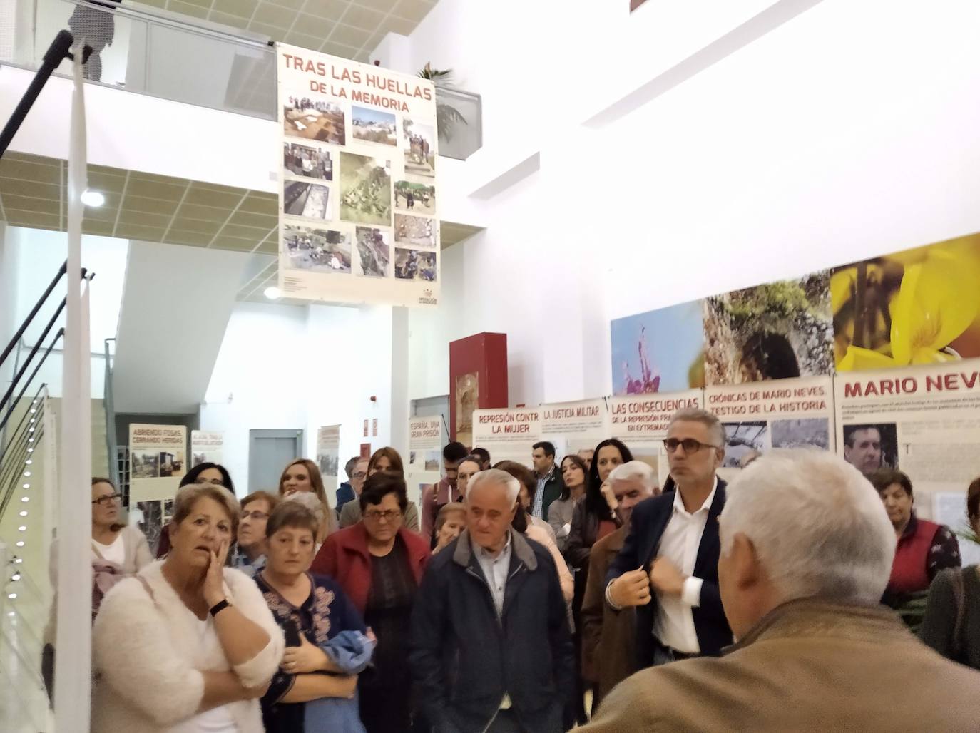 Asistentes a la exposición de Memoria Histórica