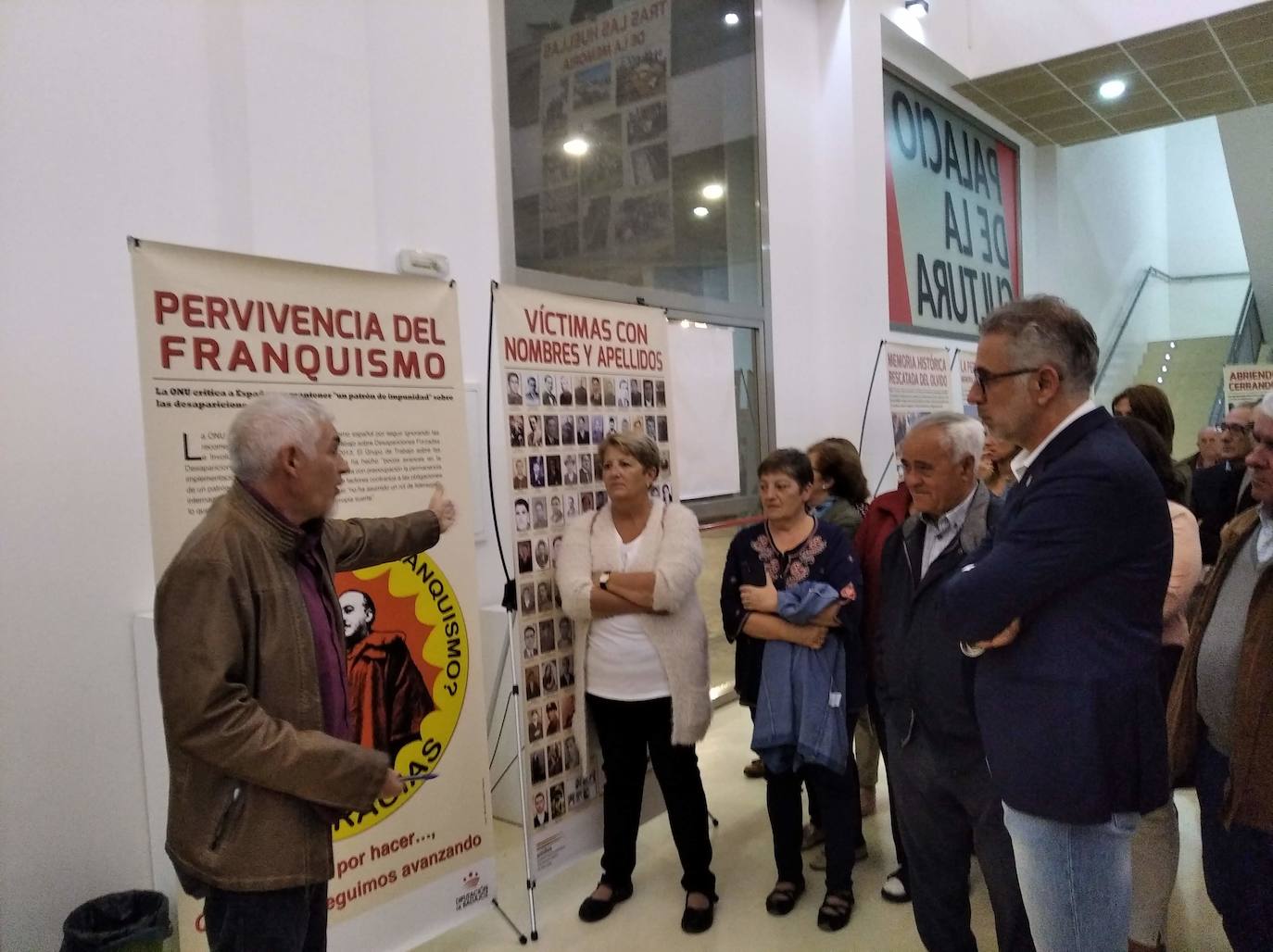 Asistentes a la exposición de Memoria Histórica