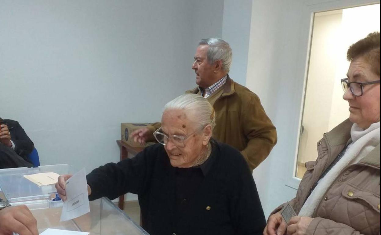 Sagrario, vecina de Herrera del Duque de 103 años, en el momento de ejercer su derecho al voto