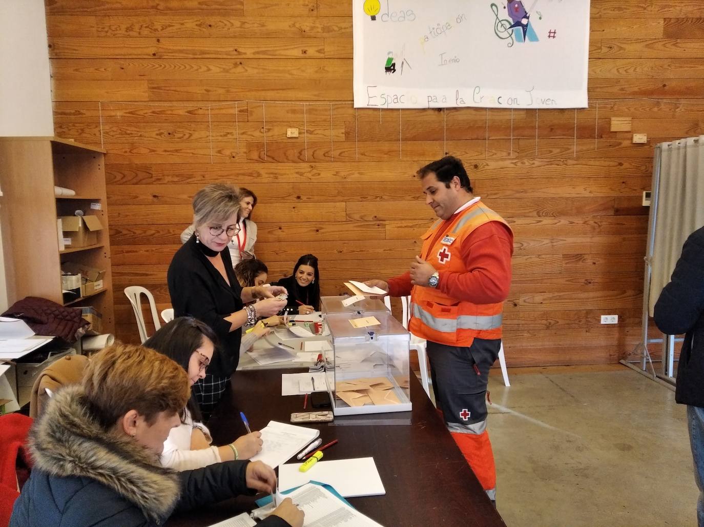 Voluntario de Cruz Roja ejerciendo su derecho al voto