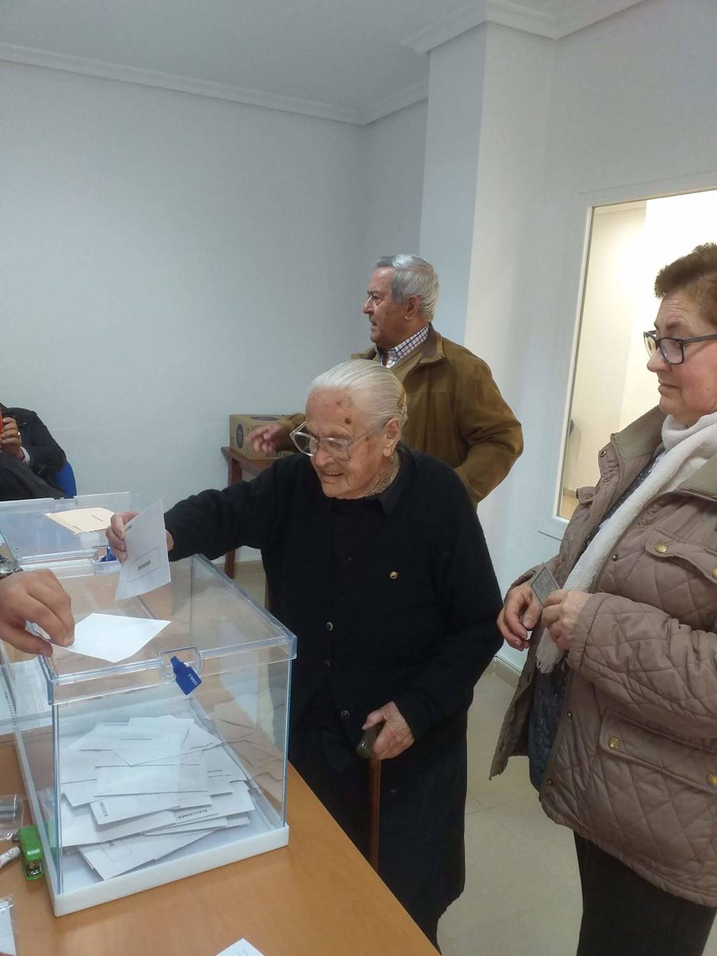 Sagrario de 103 años votando