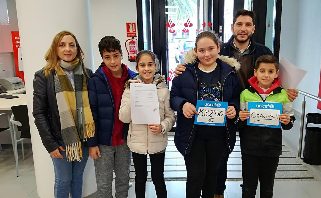 Momento en el que se ingresa los fondos recaudados en la carrera solidaria «Gotas para Niger»
