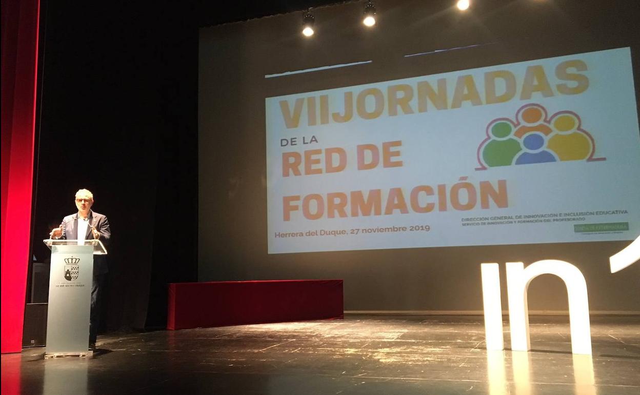 Saturnino Alcázar, Alcalde de Herrera del Duque, inagurando las VII Jornadas de la Red de Formación