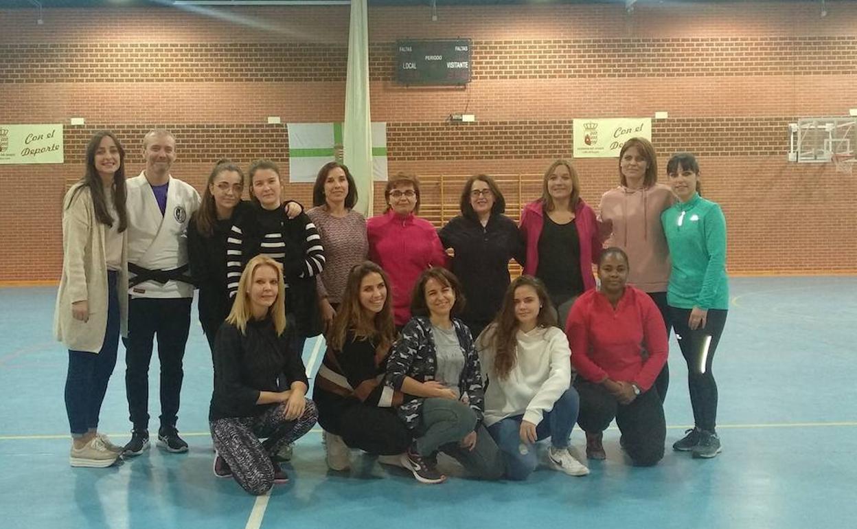 Asistentes al Taller de autoprotección personal, junto con las concejalas de Igualdad, María Ledesma, y la concejala de Deportes, Eva Acevedo