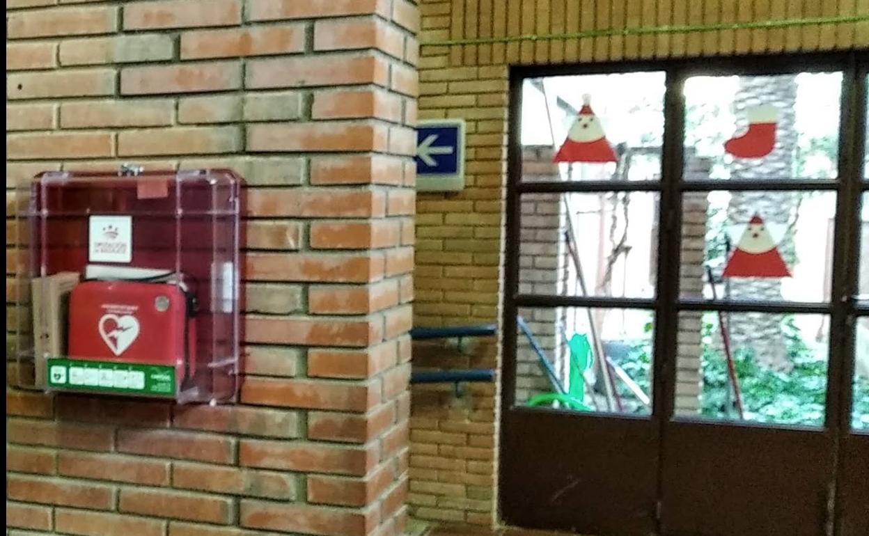 Desfibrilador situado en el vestibulo del C.E.I.P «Fray Juan de Herrera»