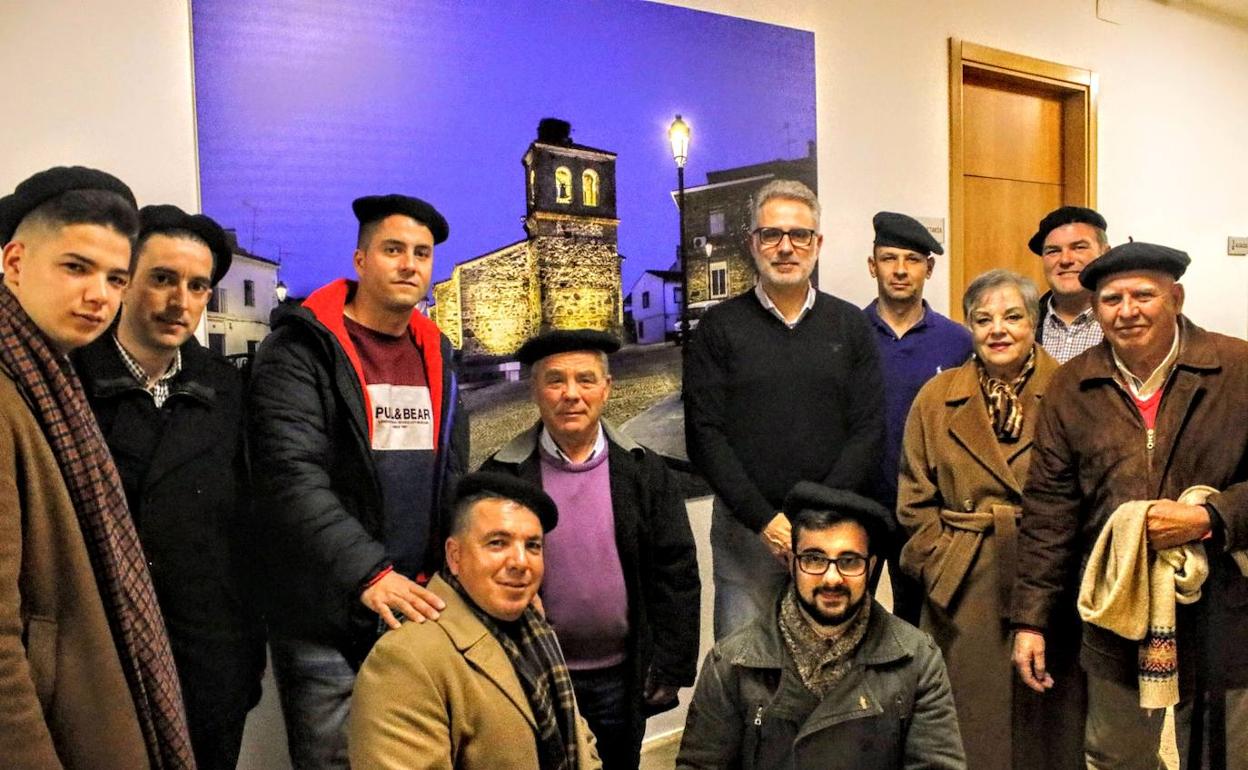 El alcalde de Herrera del Duque, Saturnino Alcázar, junto con los mayordomos, danzantes y presidente de la Hermandad de San Antón Abad de Peloche