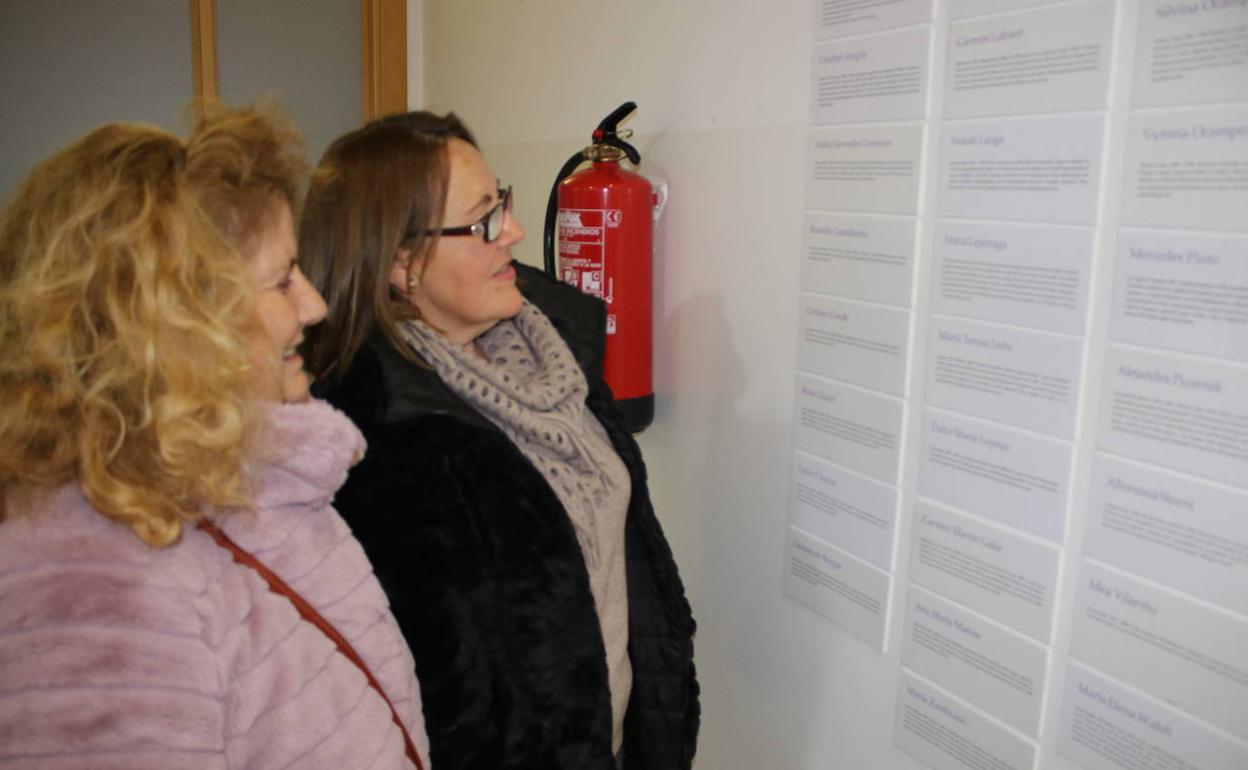 Mujeres visitando la exposición «Escrito por Mujeres»