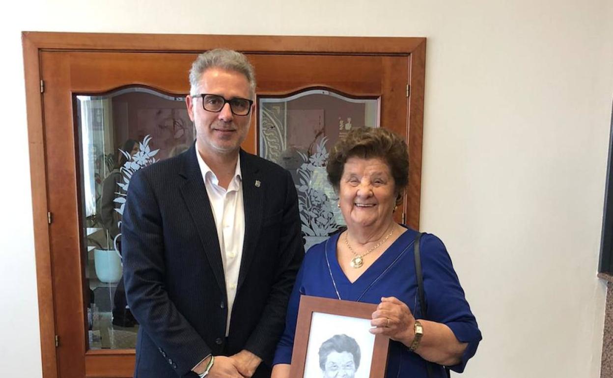 Juliana Muga junto al alcade de Herrera del Duque, después de recibir el premio