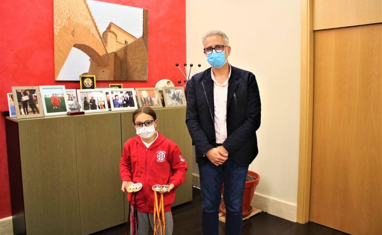 Candela Peña es recibida en el Ayuntamiento de Herrera tras su «doble oro»