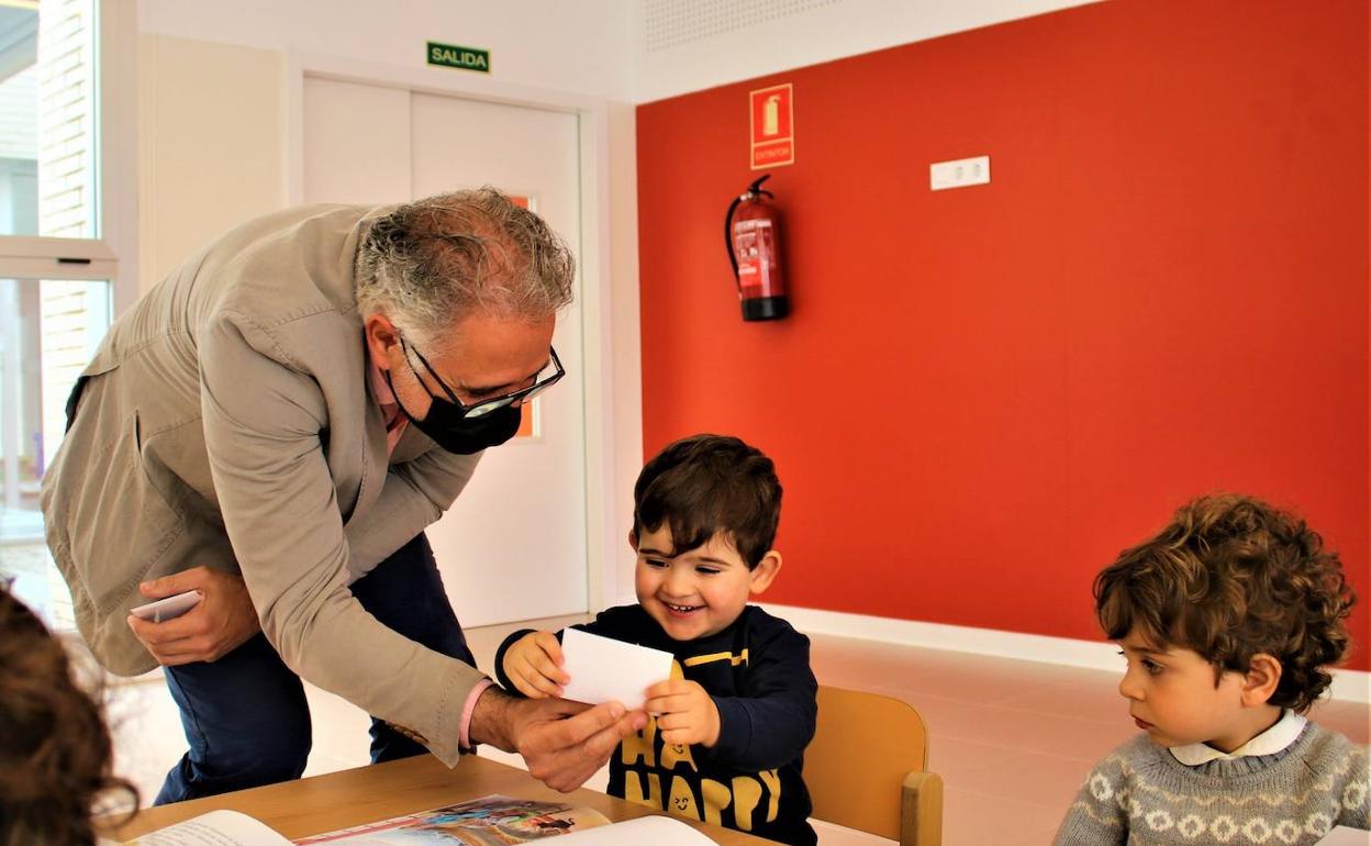 El alcalde de Herrera entrega carnets de la Biblioteca Municipal a los niños y niñas del CEI