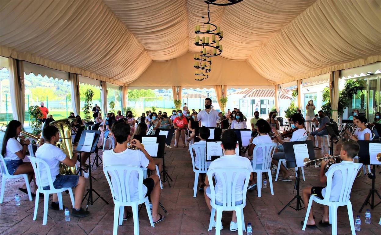 La Happy Band de la Escuela Municipal de Música de Herrera celebra su primer concierto