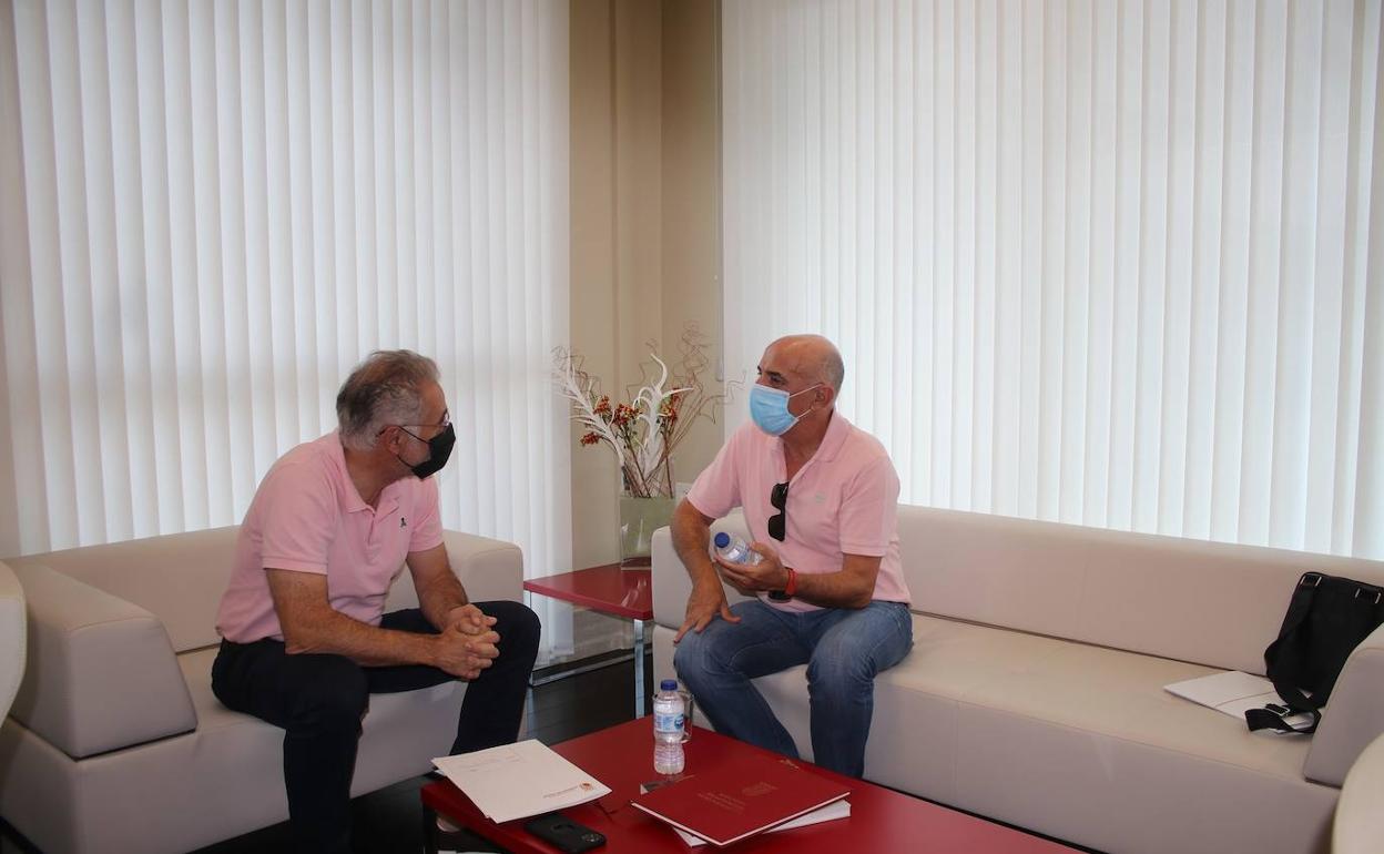 El alcalde de Herrera del Duque recibe en el Ayuntamiento al Presidente de la Confederación Hidrográfica del Guadiana