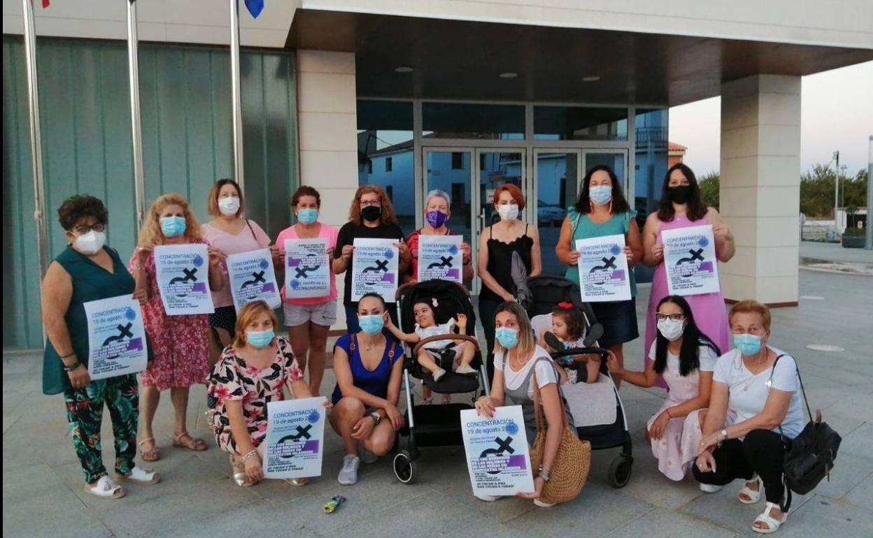 Mujeres de Herrera del Duque se concentran en contra de la situación de Afganistán