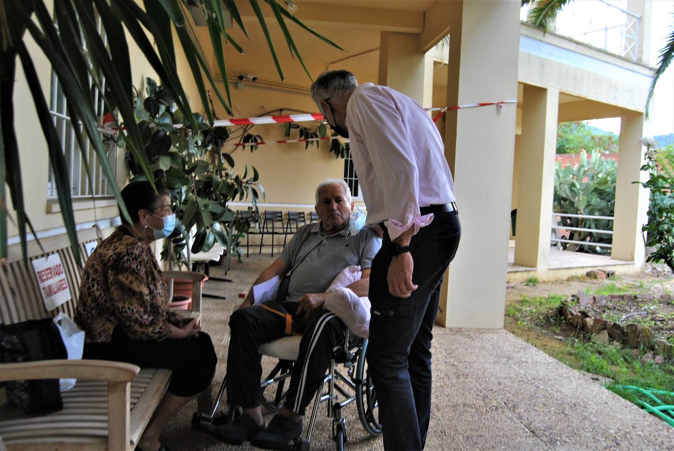 Fotos: Visita del alcalde de Herrera del Duque a la Residencia de Personas Mayores y a AFAD