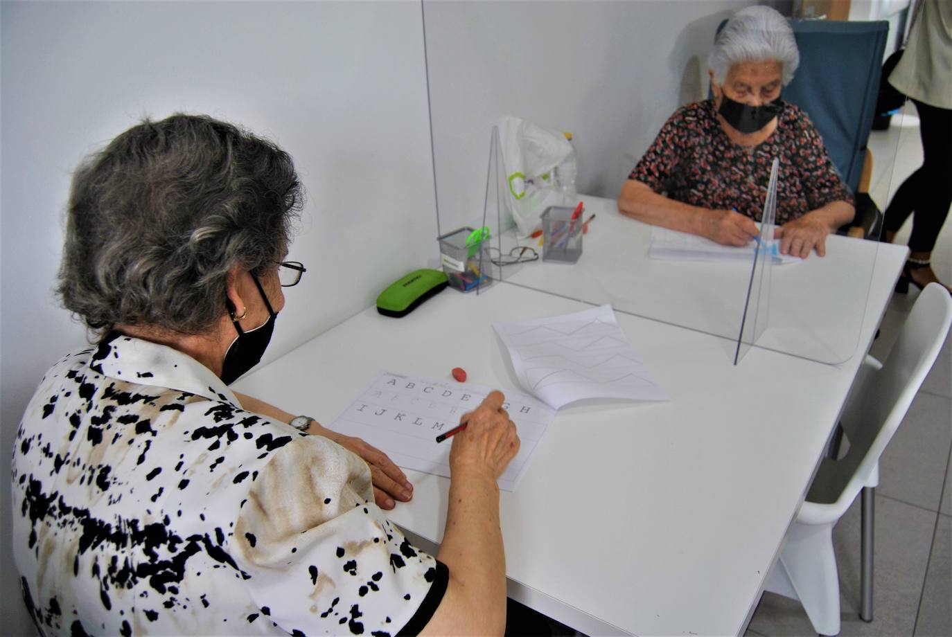 Fotos: Visita del alcalde de Herrera del Duque a la Residencia de Personas Mayores y a AFAD