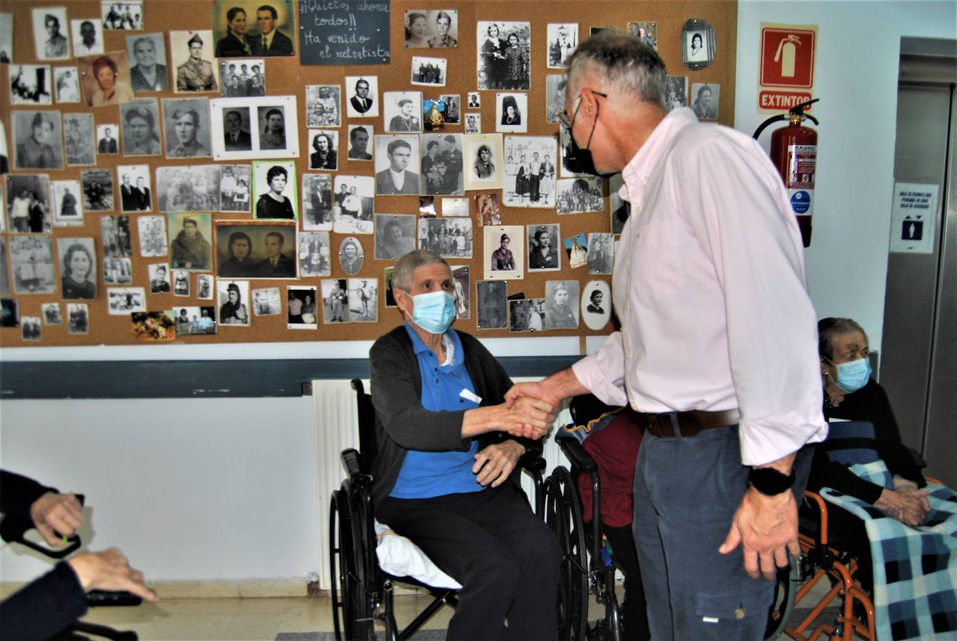 Fotos: Visita del alcalde de Herrera del Duque a la Residencia de Personas Mayores y a AFAD