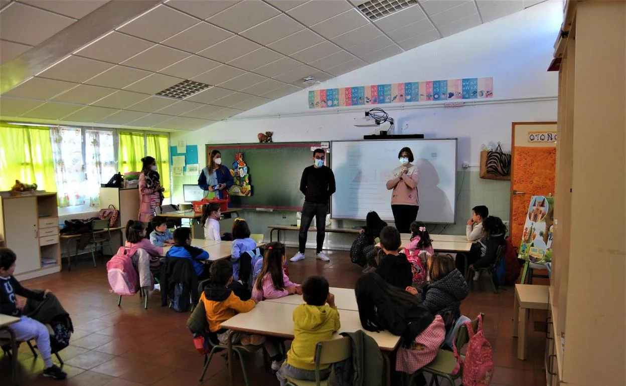 Las niñas y niños del CEIP «Fray Juan de Herrera» reciben una charla sobre alimentación saludable