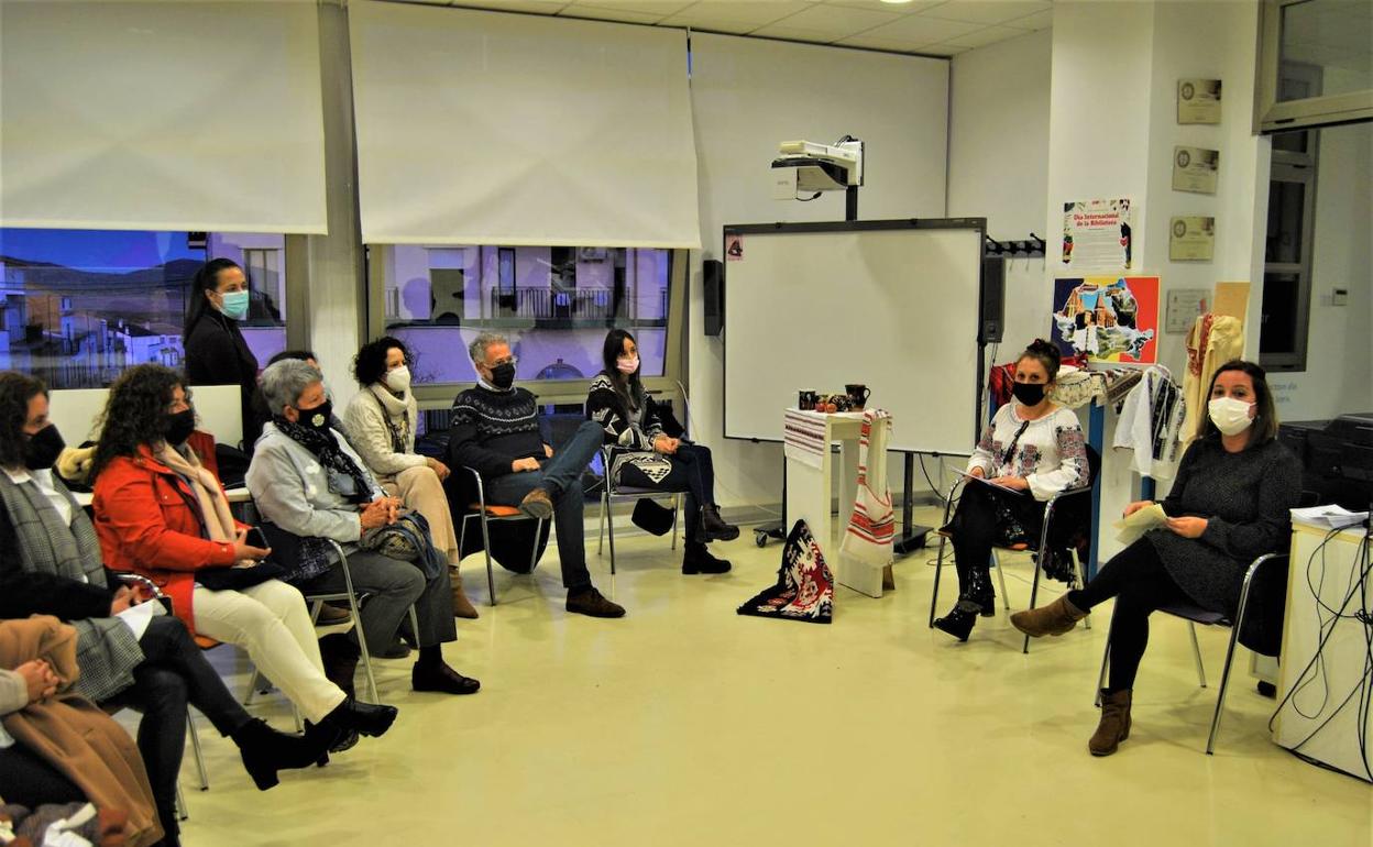Celebrado en la Biblioteca Municipal de Herrera del Duque un encuentro de libro humano